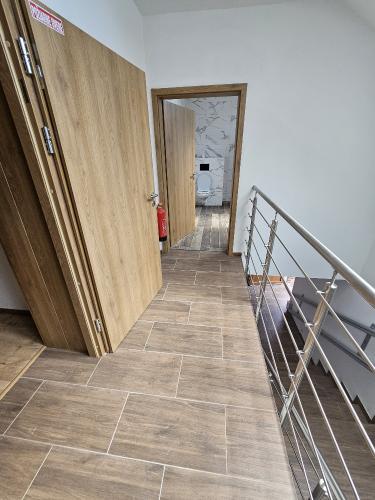 21.-Vchod-do-kupelne-a-WC-pre-izby-c.-1-a-2