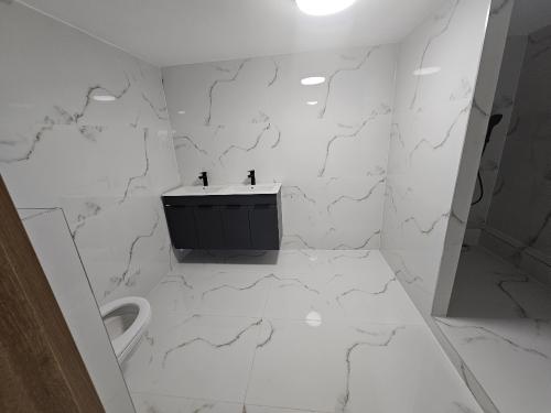 28.-Kupelna-s-WC-pre-wellness-zonu