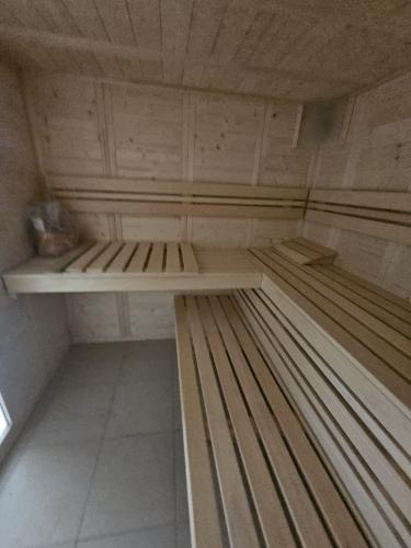 34.-Lezadla-v-saune