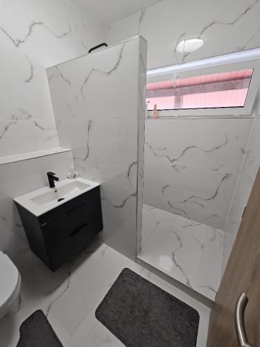 40.-Kupelna-s-WC-pre-apartman